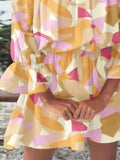 Volledige grootte bloemen off-shoulder mini-jurk met volantmouwen en kleurrijk abstract patroon
