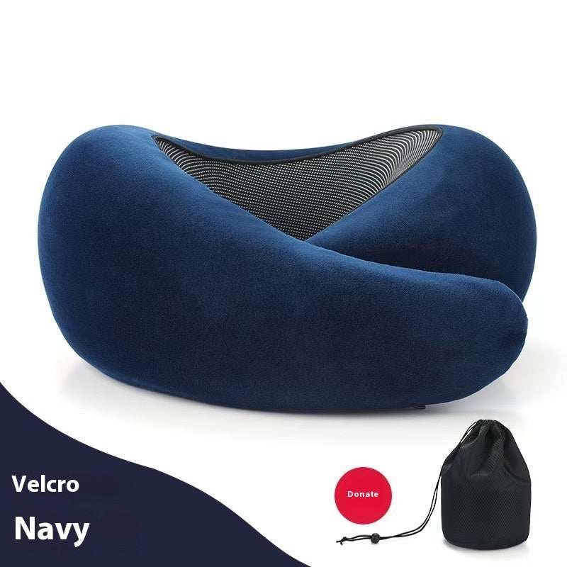 Navy zacht traagschuim nekkussen met verstelbare stevigheid en velcro, inclusief zwarte opbergtas.