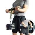 Man using armtraining fitnessapparaat with weights attached for arm muscle training