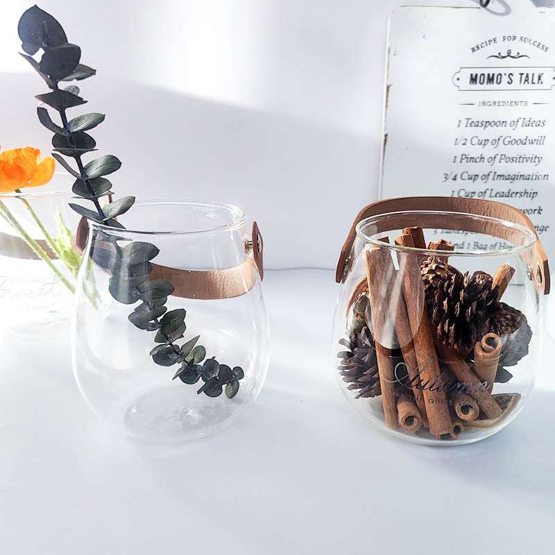 Glazen vaas met gedroogd bloemenarrangement en gedroogd fruit in stijlvolle Europese stijl