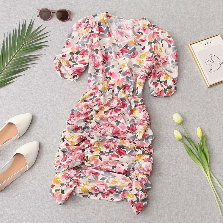 V-hals jurk met bloemenprint, plooien en pofmouwen Nexora Store