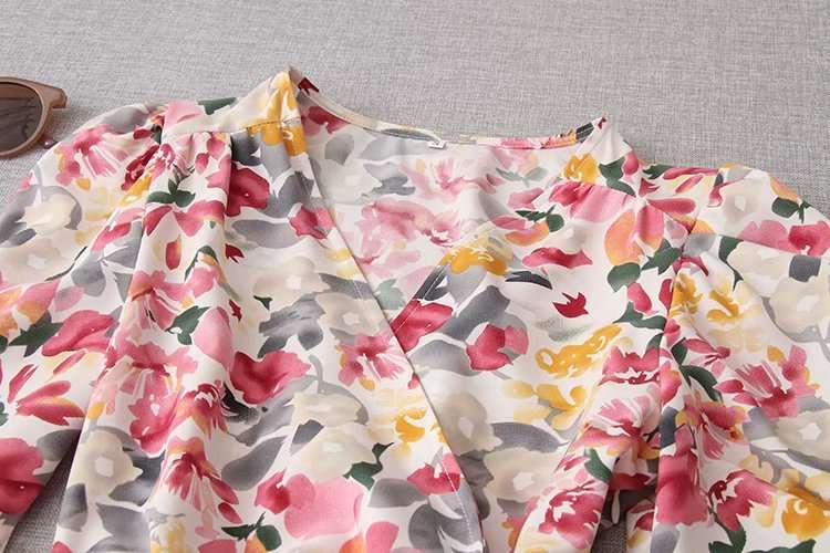 V-hals jurk met bloemenprint, plooien en pofmouwen in pastorale stijl