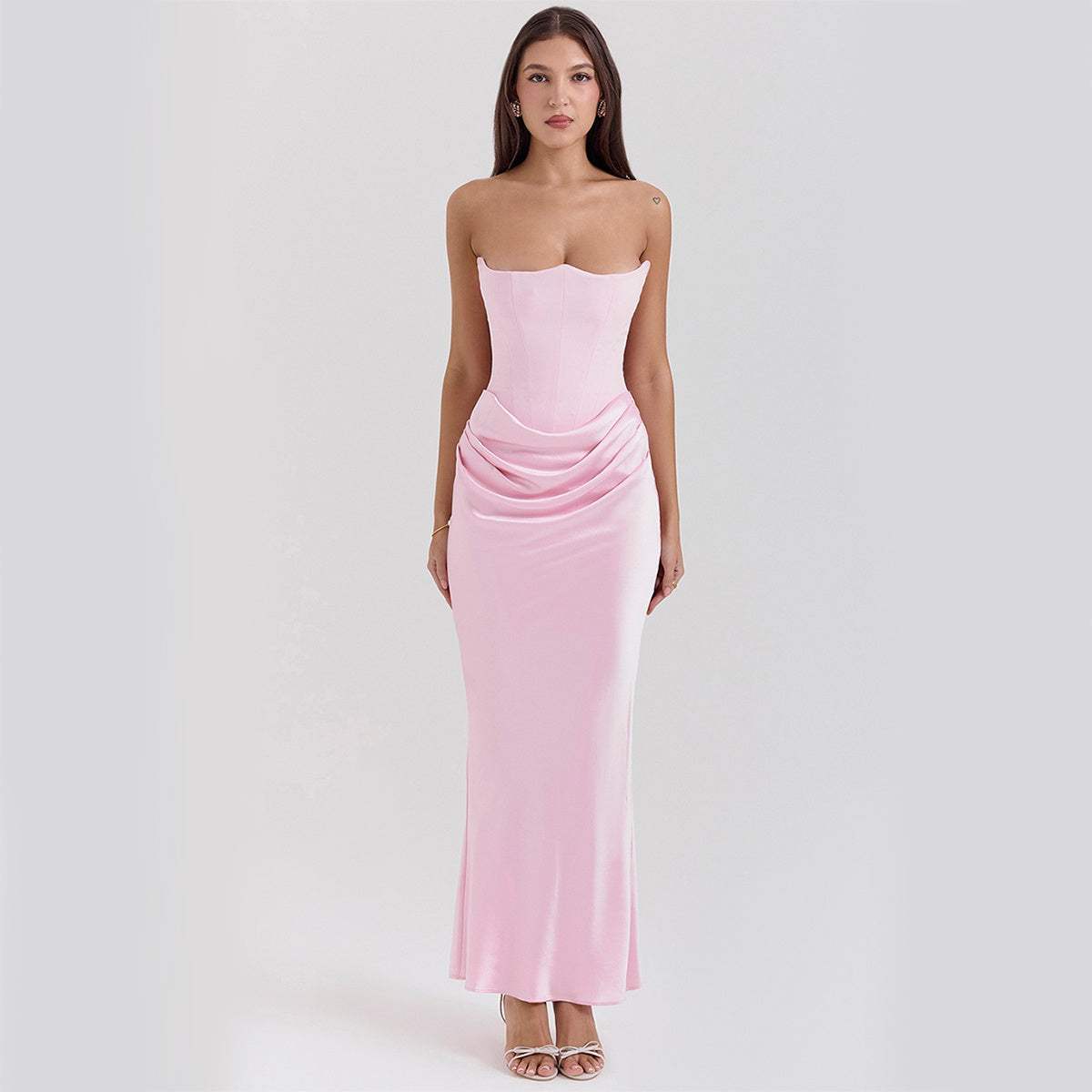 Vrouwelijke slanke tube top lange roze jurk zonder rug voor feestelijke gelegenheden