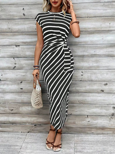 Elegante gestreepte jurk met tailleband, ronde hals, korte mouwen en lang patroon Nexora Store
