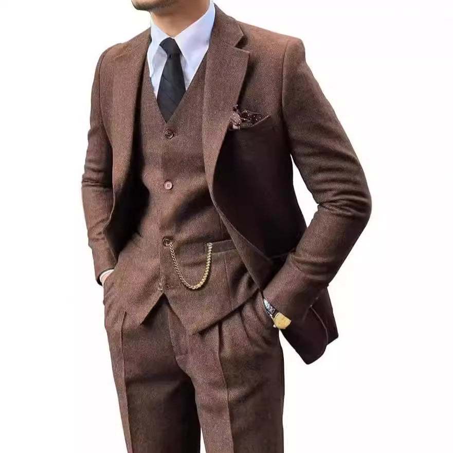 Slim fit Herringbone Herenpak in brown with vest and trousers, lightweight business style suit for men.