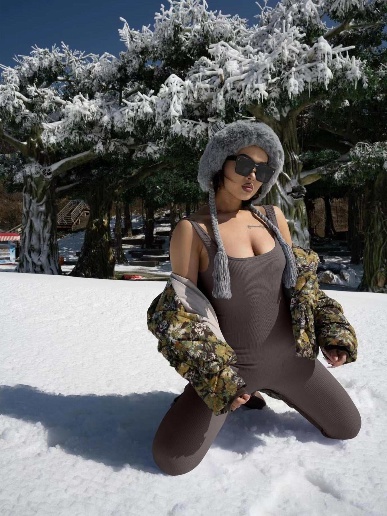 Dames tanktop met jarretels van spandex in winterse setting met jas en muts