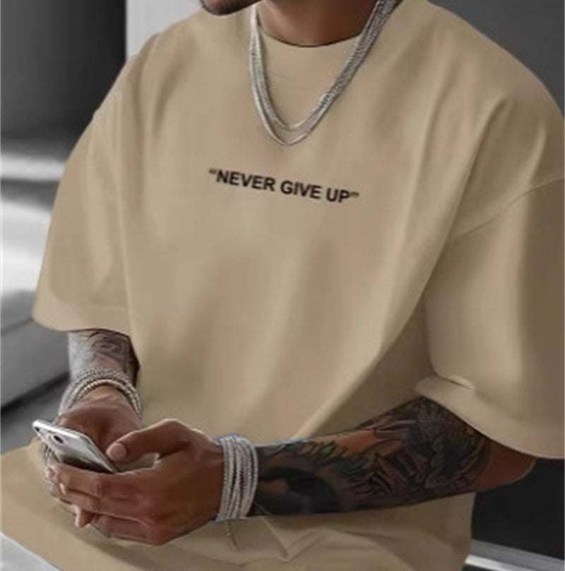 Zomer heren losse plus size beige T-shirt met korte mouwen en "Never Give Up" print