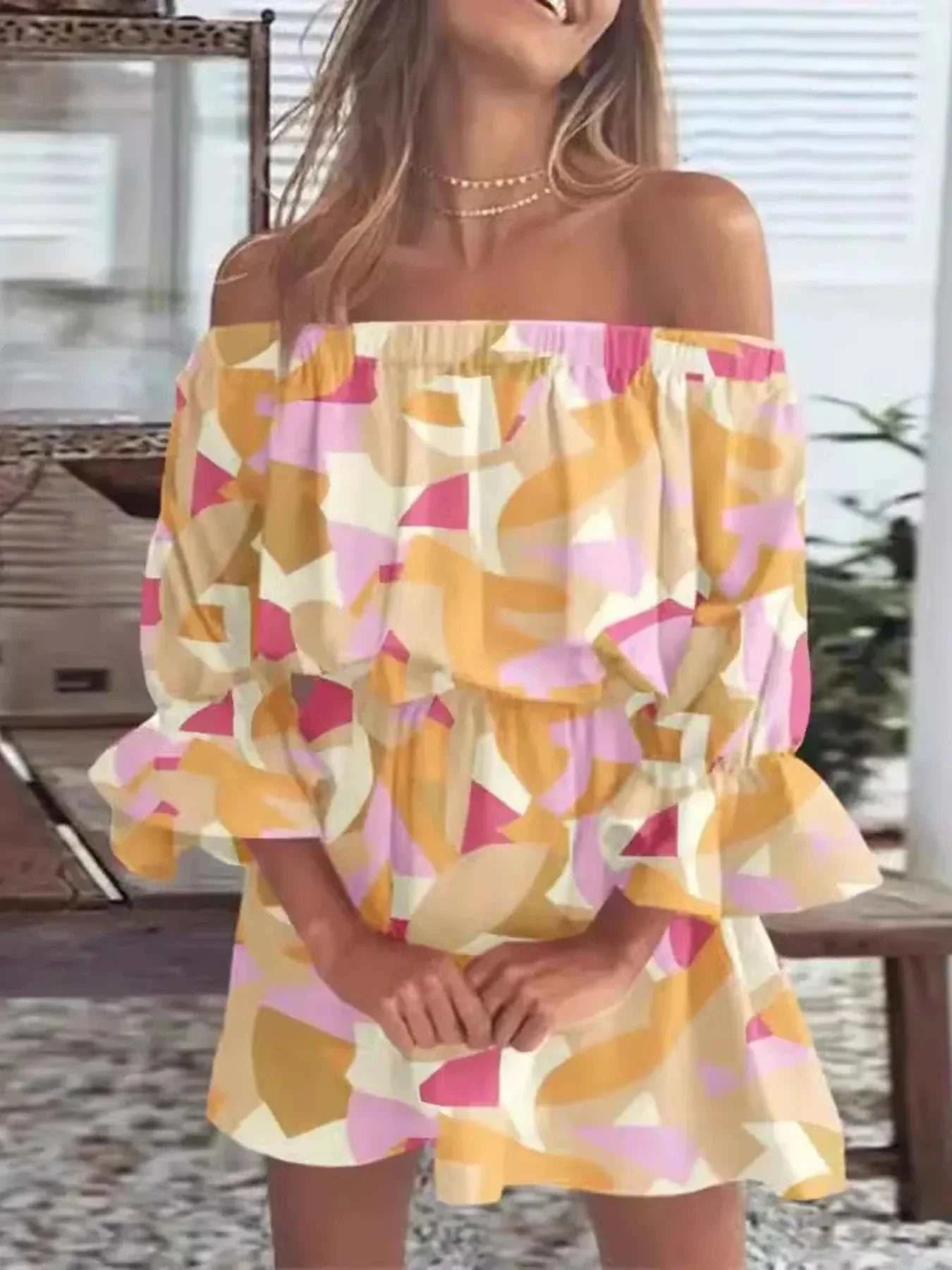 vrouwelijke off-shoulder mini-jurk met volledige grootte bloemenprint en volantmouwen
