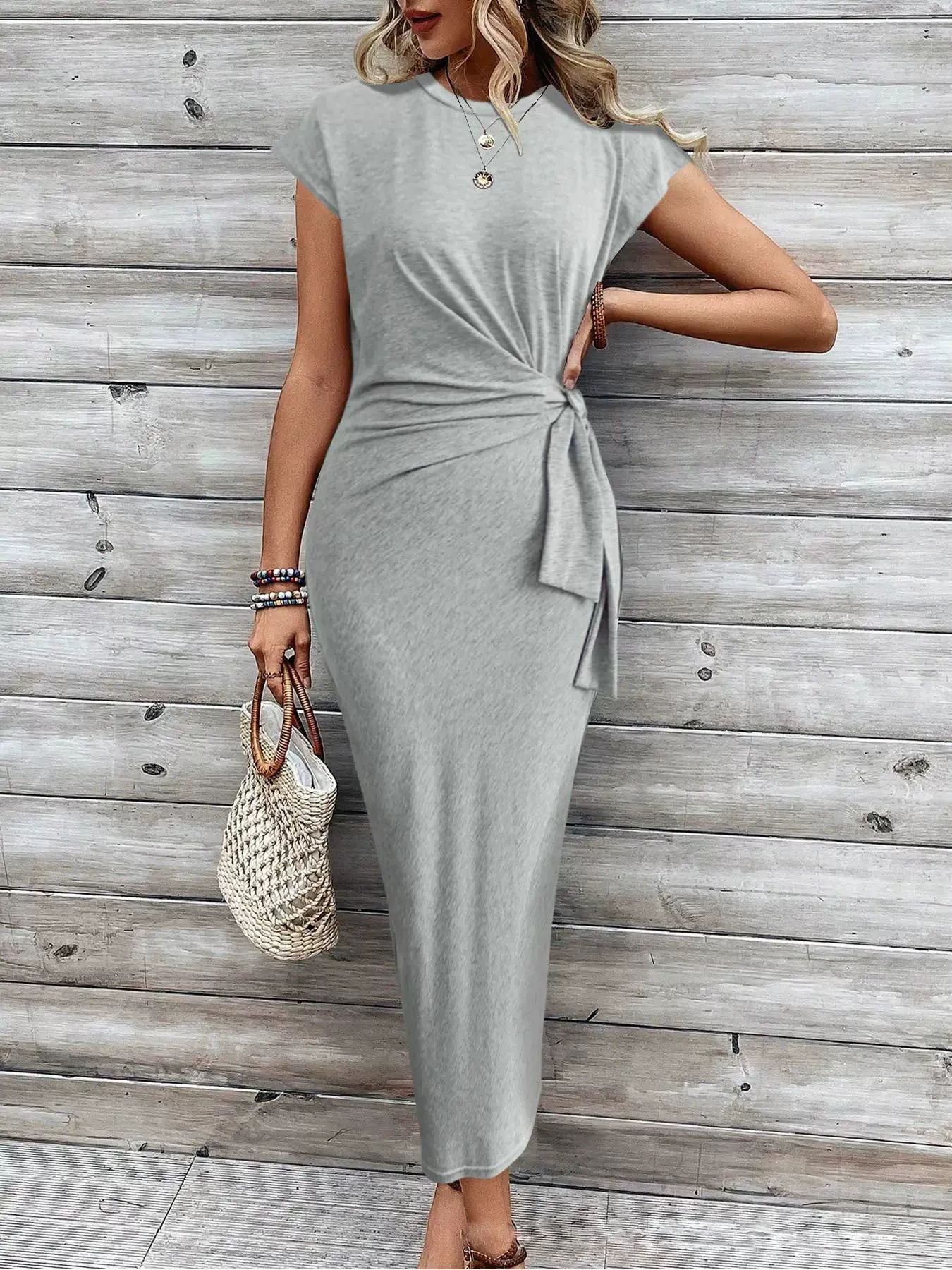 Elegante gestreepte jurk met tailleband, ronde hals, korte mouwen en lang patroon Nexora Store