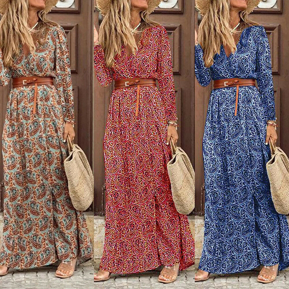 Drie vrouwen dragen lange mouwen V-hals boheemse bloemenjurken in blauw, rood en bruin met riem en zandkleurige tas