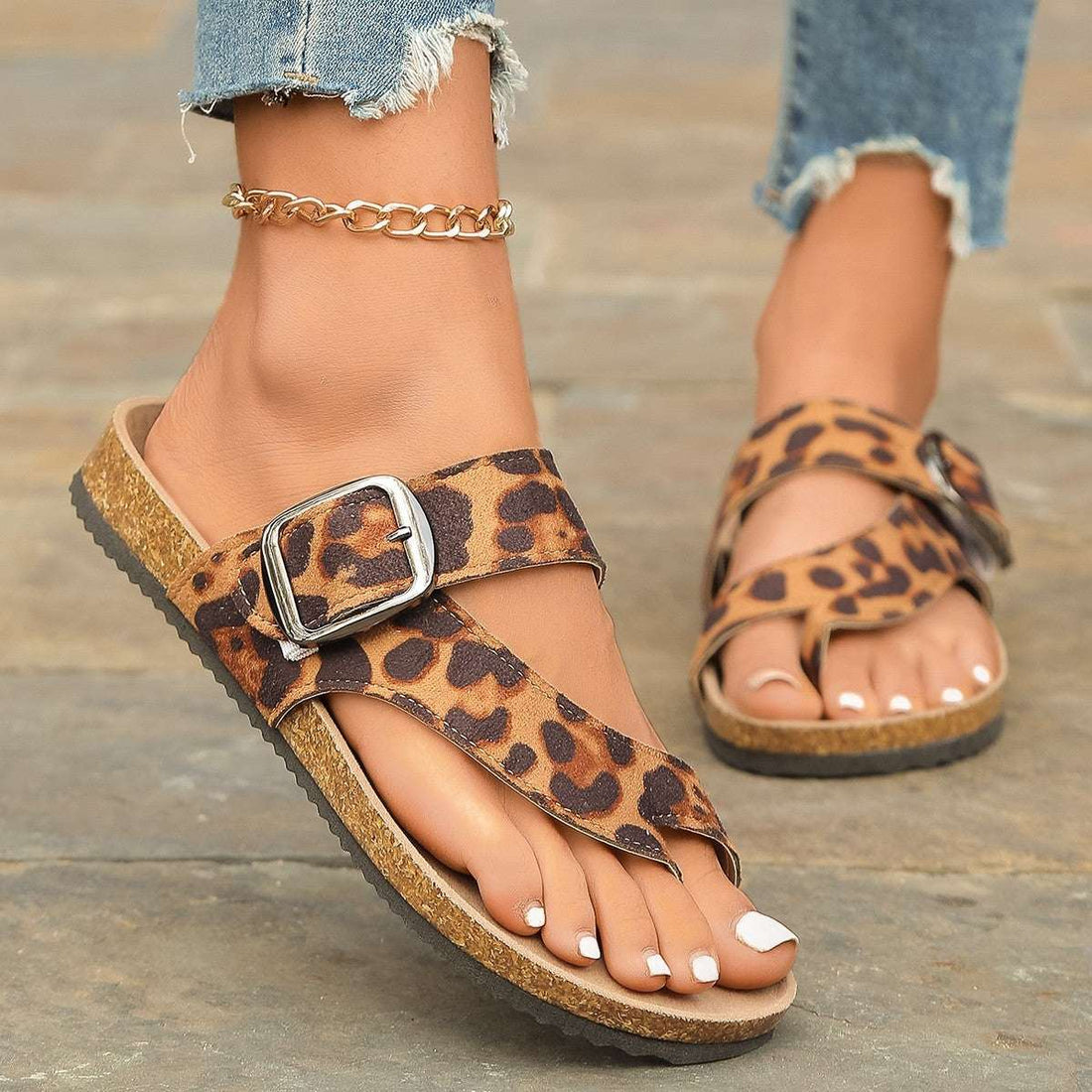 Romeinse stijl luipaardprint pantoffels met brede gespsluiting en houten zool, teenbedekkend ontwerp