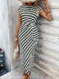 Elegante gestreepte jurk met tailleband, ronde hals, korte mouwen en lang patroon Nexora Store