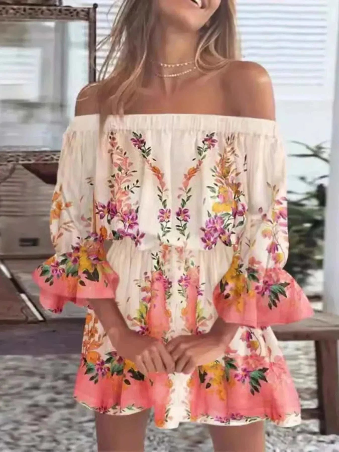 vrouw draagt volledige grootte bloemen off-shoulder mini-jurk met volantmouwen en bloemmotief