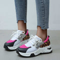 Dames luipaardprint sneakers met roze en zwarte accenten, comfortabele veterschoenen voor wandelen en hardlopen