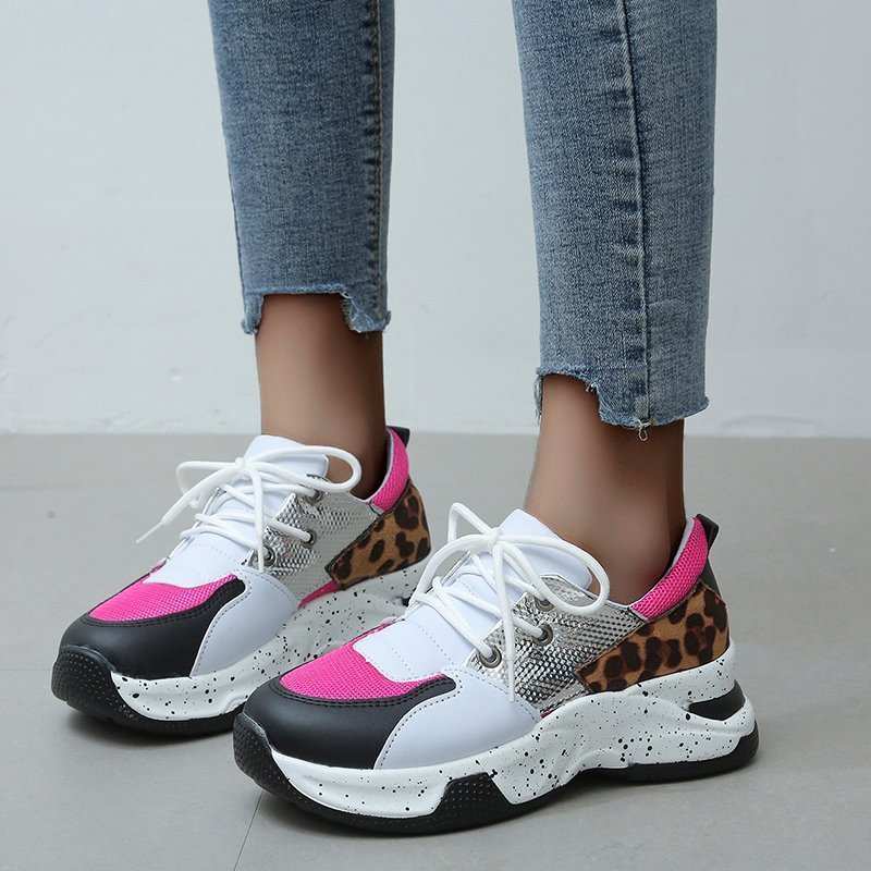 Dames luipaardprint sneakers met roze en zwarte accenten, comfortabele veterschoenen voor wandelen en hardlopen