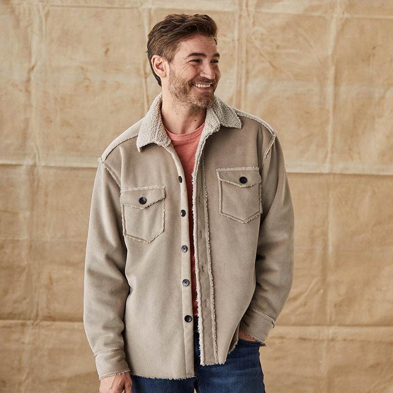 Heren tops vintage beige cotton polyester mix jas with rever collar and button closure worn by smiling man