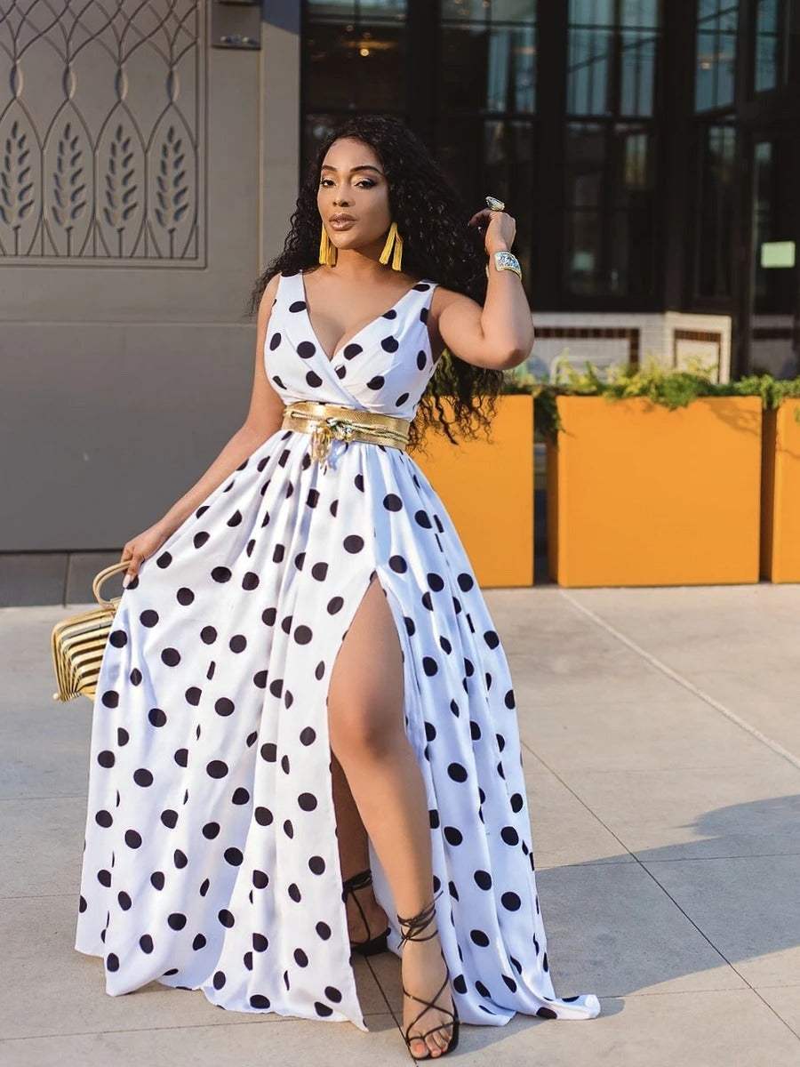 vrouw draagt sexy polka dot lange jurk met split en bandjes in witte en zwarte kleuren