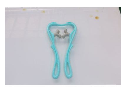 lichtblauw ergonomisch nekmassage-apparaat met zes wielen en 360° roterende massageballen