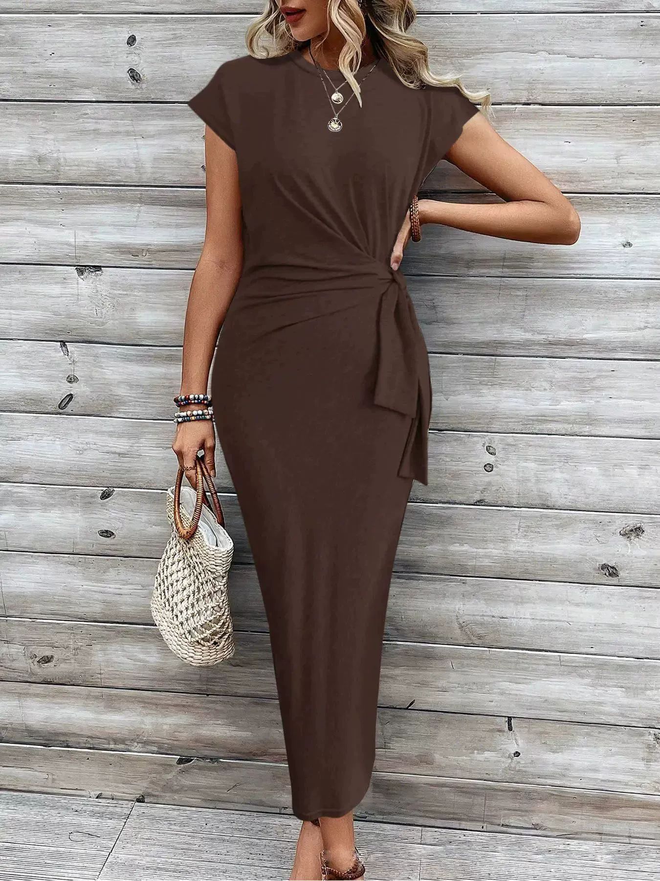 Elegante gestreepte jurk met tailleband, ronde hals, korte mouwen en lang patroon Nexora Store