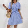 Blauwe retro gestreepte jurk met ronde hals en strikdetail, korte pofmouwen, en lichte stof