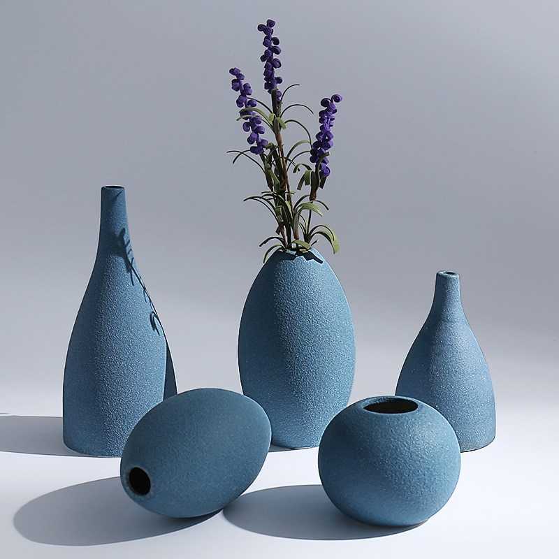Blauwe keramische vazen met gematteerd glazuur en gedroogde bloemen decoratie