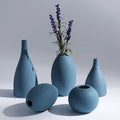 Blauwe keramische vazen met gematteerd glazuur en gedroogde bloemen decoratie