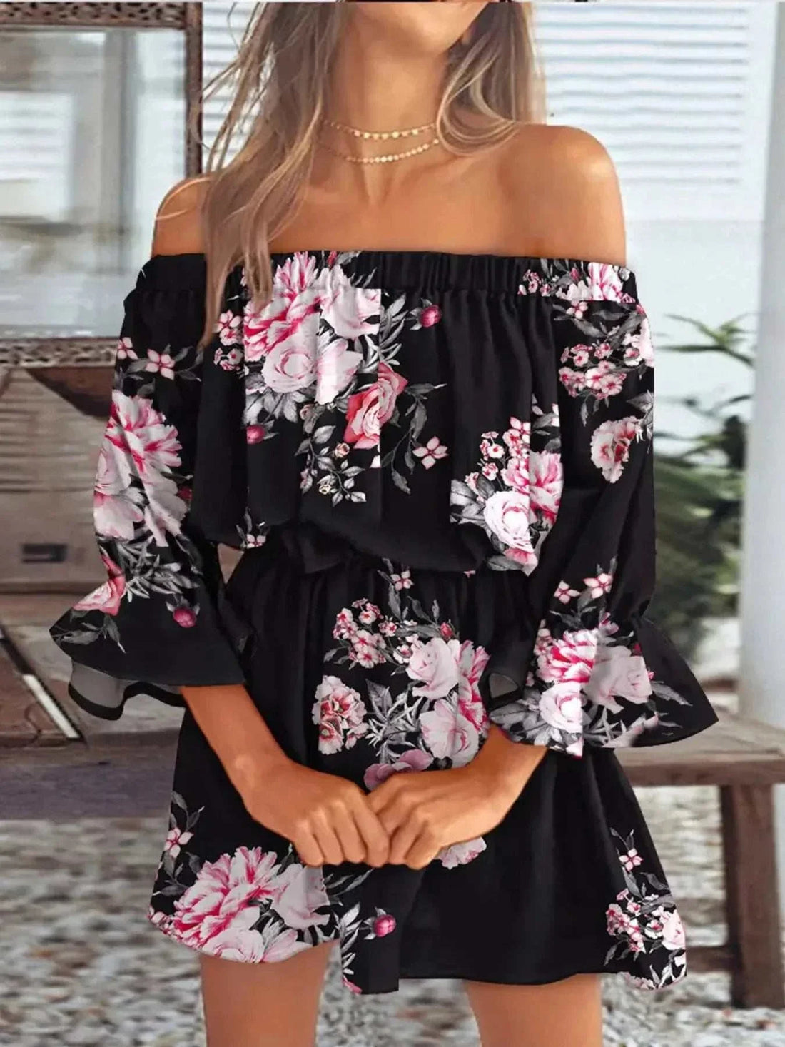Volledige grootte bloemen off-shoulder zwarte mini-jurk met volantmouwen en grote maten
