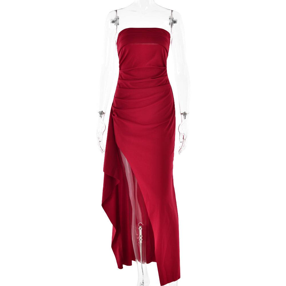 Rode strapless split lange jurk met geplooid design, mouwloos en hoge taille, ideaal voor feest en bruiloft