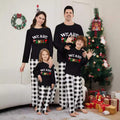 Lange mouwen broek familiepak met letterprint en zwart-wit ruitmotief, kerstthema pyjama set
