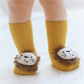 Yellow babysokjes with lion face design on baby feet, breathable cotton baby floor socks
