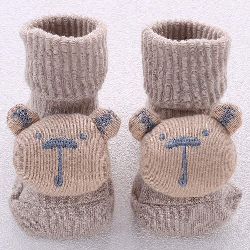 Beige knitted babysokjes with bear face design, soft cotton baby socks for 0-12 months.