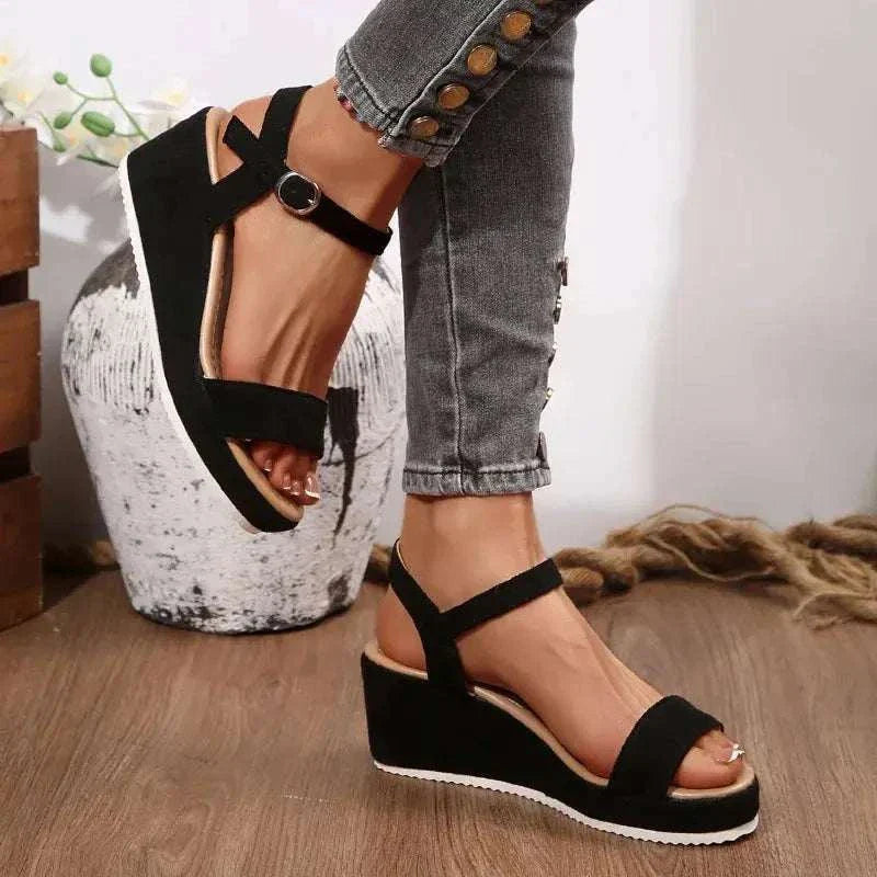Zwarte nieuwe zomer dames wedges sandalen met bandjes en gespsluiting, medium hakhoogte, casual stijl