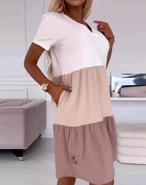 Dames korte jurk met stiksels en geplooide zakken in beige en bruin met witte top