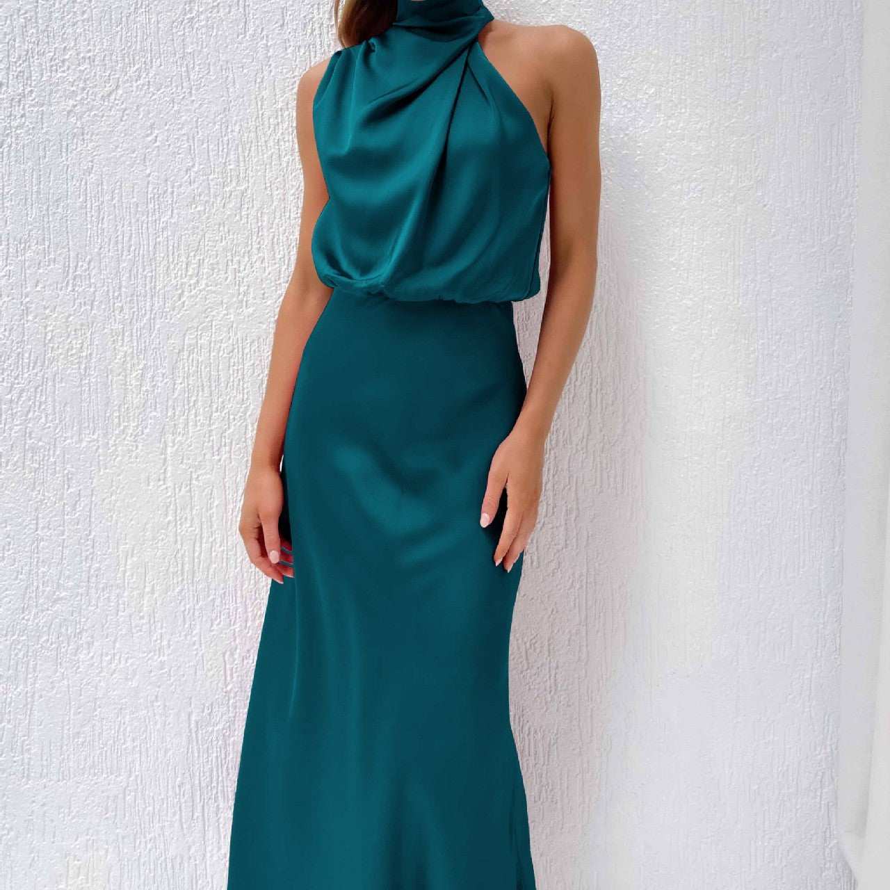 Dames zomerjurk zonder mouwen in elegante teal kleur met hoge hals en vloeiende stof