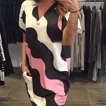 Damesjurk met korte mouwen en V-hals in zwart, wit en roze golvend patroon