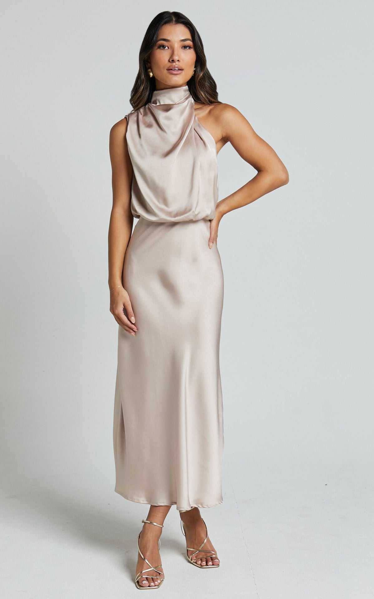 Sleeveless satin zomerjurk zonder mouwen in light beige with cowl neck and midi length.