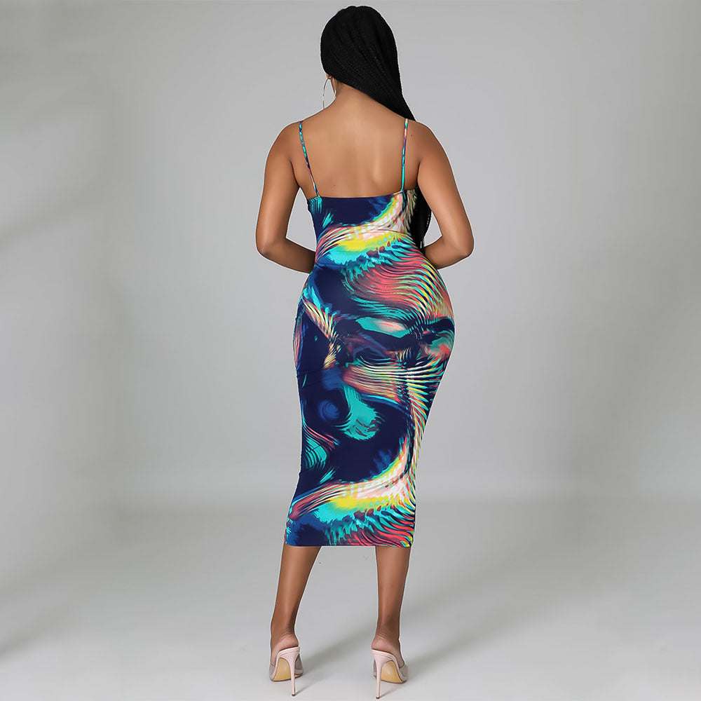 Drie mode sexy digitale print jarreteljurken in verschillende kleurrijke patronen gedragen door modellen met sandalen en handtassen.