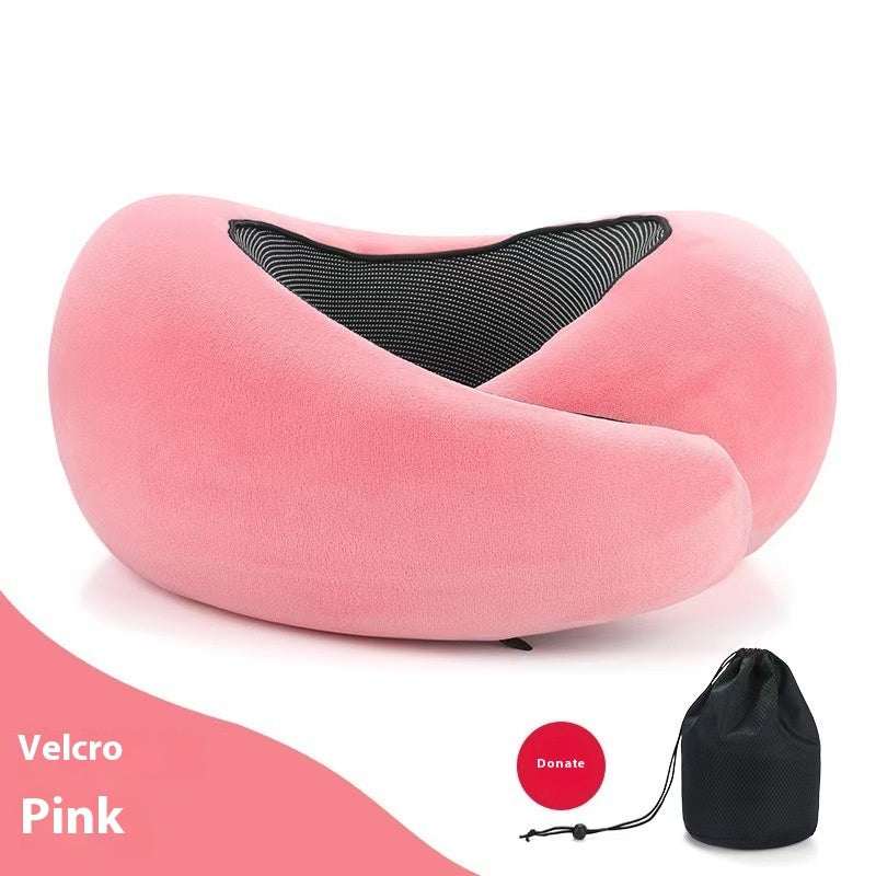 Zacht traagschuim nekkussen in roze met verstelbare stevigheid en 360-graden ondersteuning, inclusief zwarte draagtas.