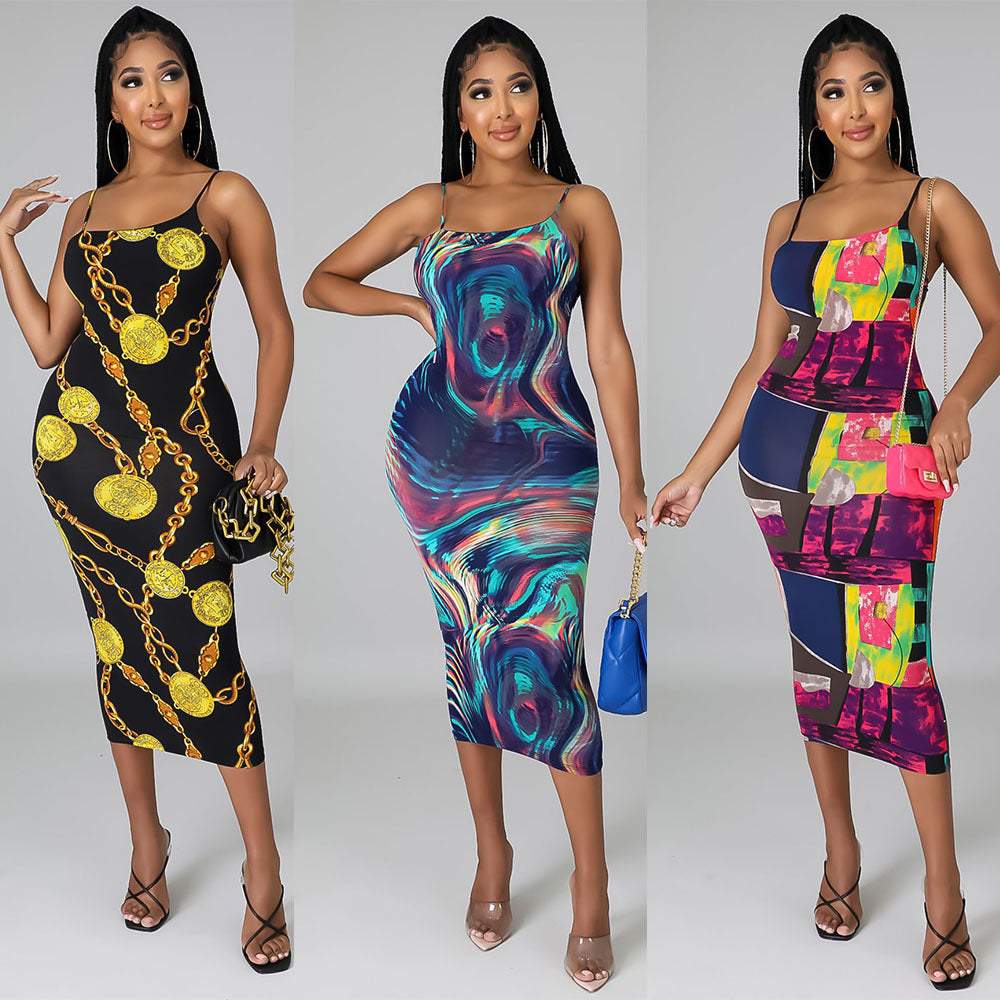 Drie mode sexy digitale print jarreteljurken in verschillende kleurrijke patronen gedragen door modellen met sandalen en handtassen.