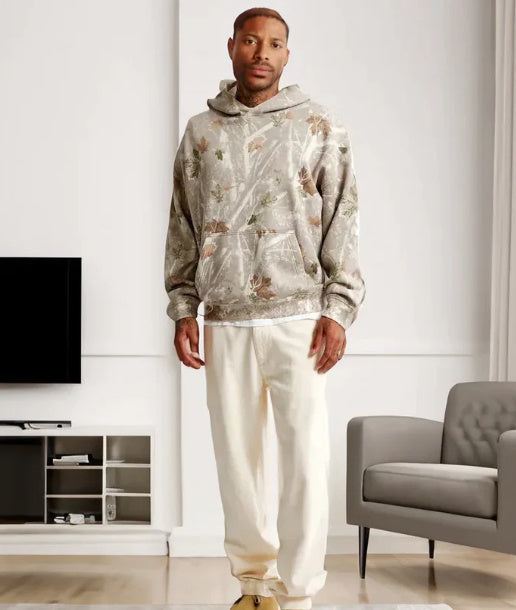 Mannelijke model dragen casual damestop met zakken, langemouwen, capuchon, planten- en bloemenprint in lichte kaki kleur